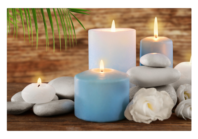 Bougies, galets blancs et fleurs — atmosphère zen du cabinet L'Essence du Toucher à La Réunion