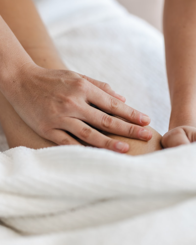 Mains de praticienne en massage de bien-être